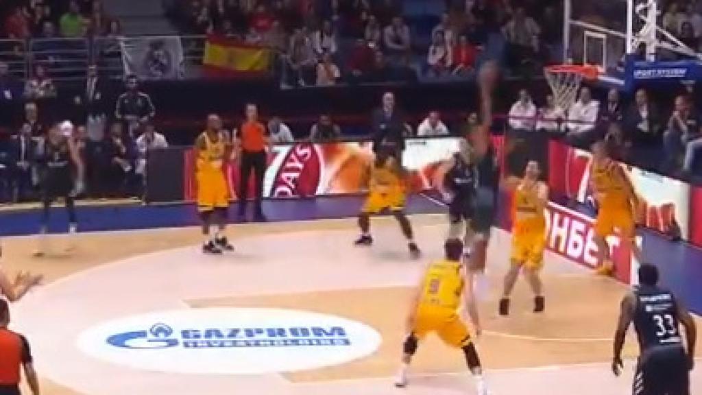 Tavares realiza un mate ante el Khimki