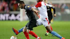 Sarabia pelea un balón con Traore en el Slavia de Praga - Sevilla