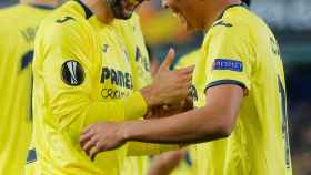 Álvaro González y Bacca celebran un gol en la victoria del Villarreal en la Europa League