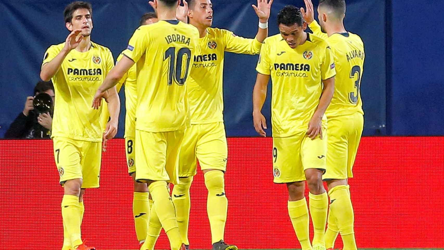 Los jugadores del Villarreal celebran el gol de Gerard Moreno en la Europa League