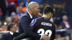 Zinedine Zidane y Marco Asensio, durante un partido del Real Madrid