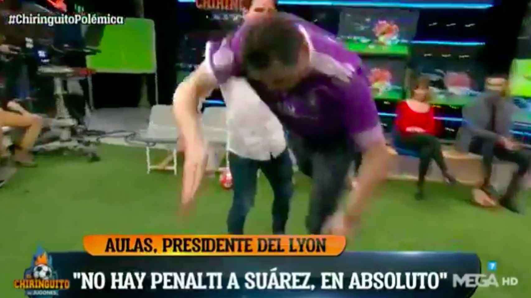Tomás Roncero emula el penalti a Luis Suárez: ¡Hace el salto de la rana!