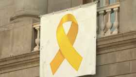 El lazo amarillo que preside la fachada del Ayuntamiento de Barcelona.