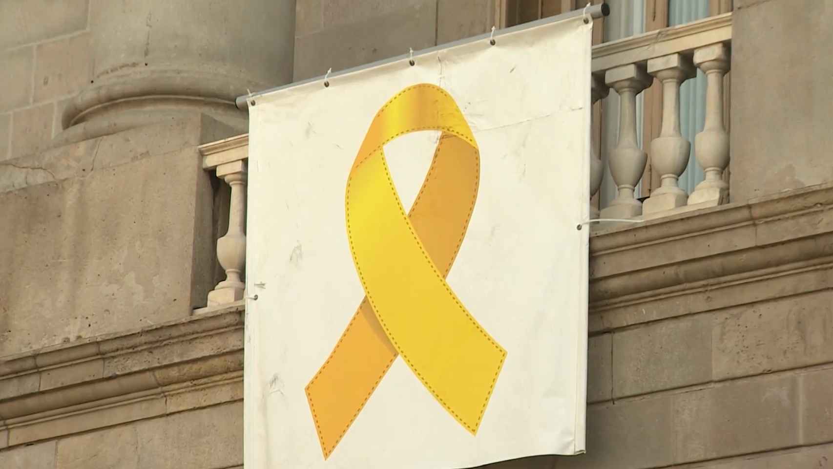 El lazo amarillo que preside la fachada del Ayuntamiento de Barcelona.