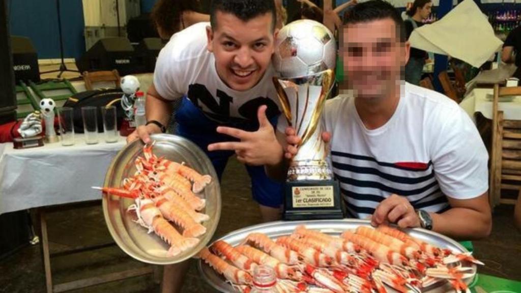 Abdellah el Haj Sadek el Menbri, alias 'Messi', celebrando con marisco la victoria en una campeonato de fútbol amateur en el que participó con su equipo.