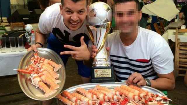 Abdellah el Haj Sadek el Menbri, alias 'Messi', celebrando con marisco la victoria en un campeonato de fútbol amateur en el que participó con su equipo.