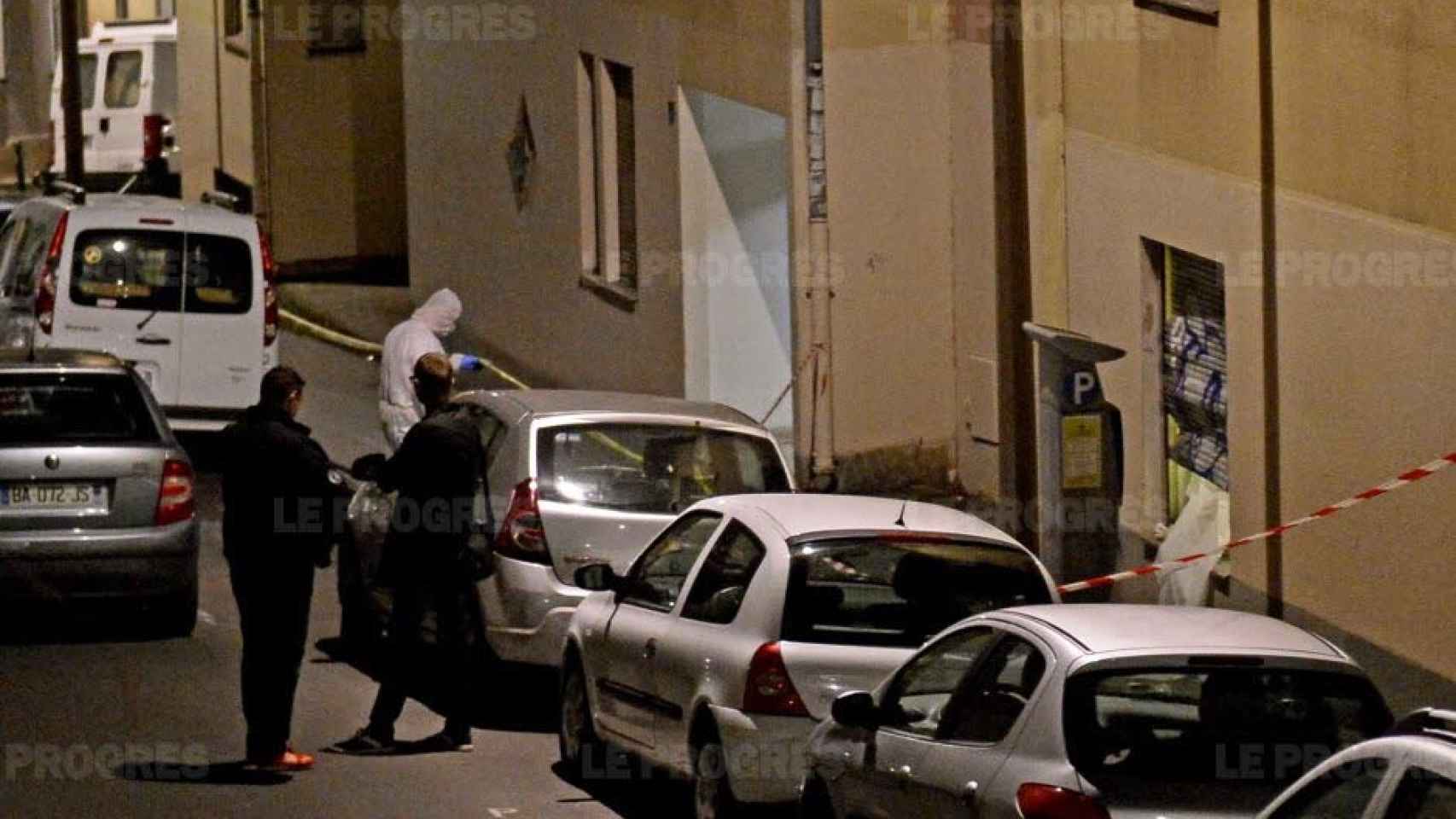 La Policía gala y agentes de la Científica en la calle Jean-Baptiste-Say, Lyon.