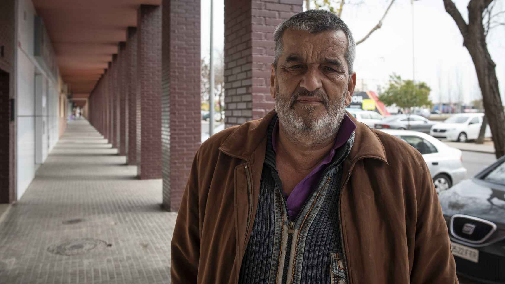 Eugenio Rosa, activista vecinal de 63 años, llegó a Las Palmeras junto a su familia cuando era un niño. Asegura que los vecinos de la barriada sufren un estigma social por vivir allí.