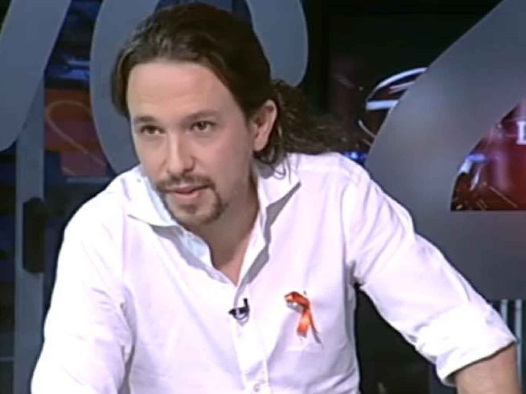 Iglesias, durante la famosa entrevista en TVE, luciendo el lazo en apoyo de los trabajadores de la cadena.
