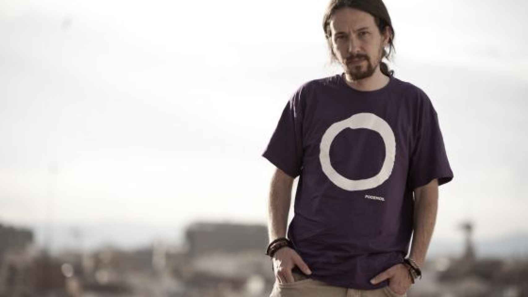 Imagen promocional del partido con las nuevas camisetas de Podemos en 2014.