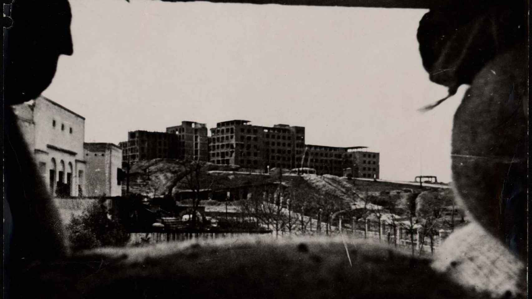 El Hospital Clínico de Moncloa, convertido en ruinas por las bombas.