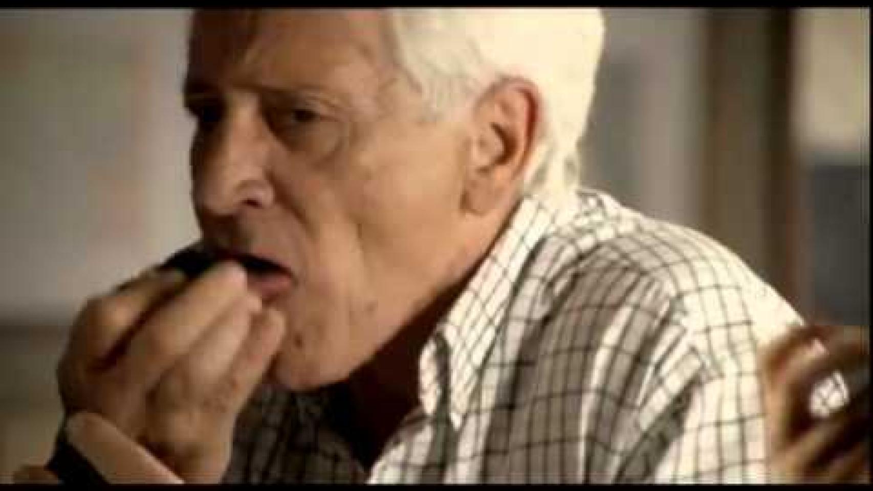 Anuncio de las galletas Oreo con doble crema de 2012. Anuncio de las galletas Oreo con doble crema de 2012.