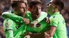 Los jugadores del Levante celebran el gol de Borja Mayoral ante la Real Sociedad en La Liga