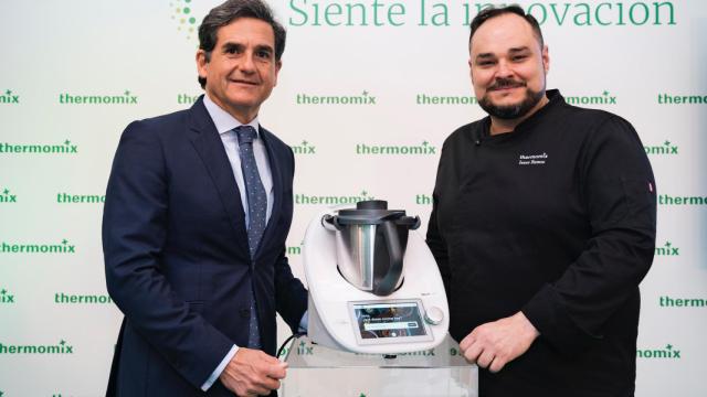 Ignacio Fernández-Simal, director general de Thermomix España e Isaac Ramos, del equipo de I+D de la compañía.