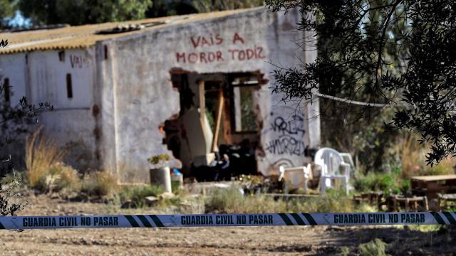 Agentes de la Policía Científica de la Guardia Civil investigan la muerte de los dos niños