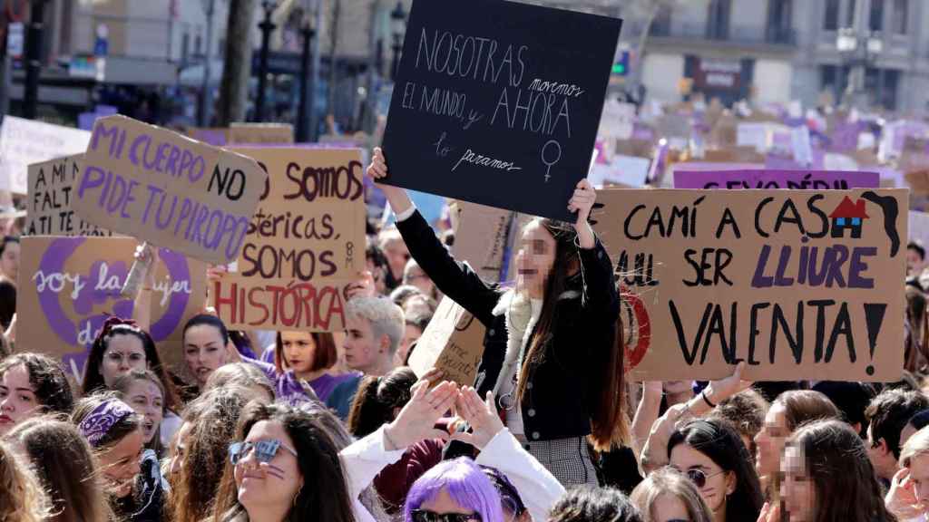 Unas 13.000 personas participan en manifestación estudiantil en Barcelona el 8M