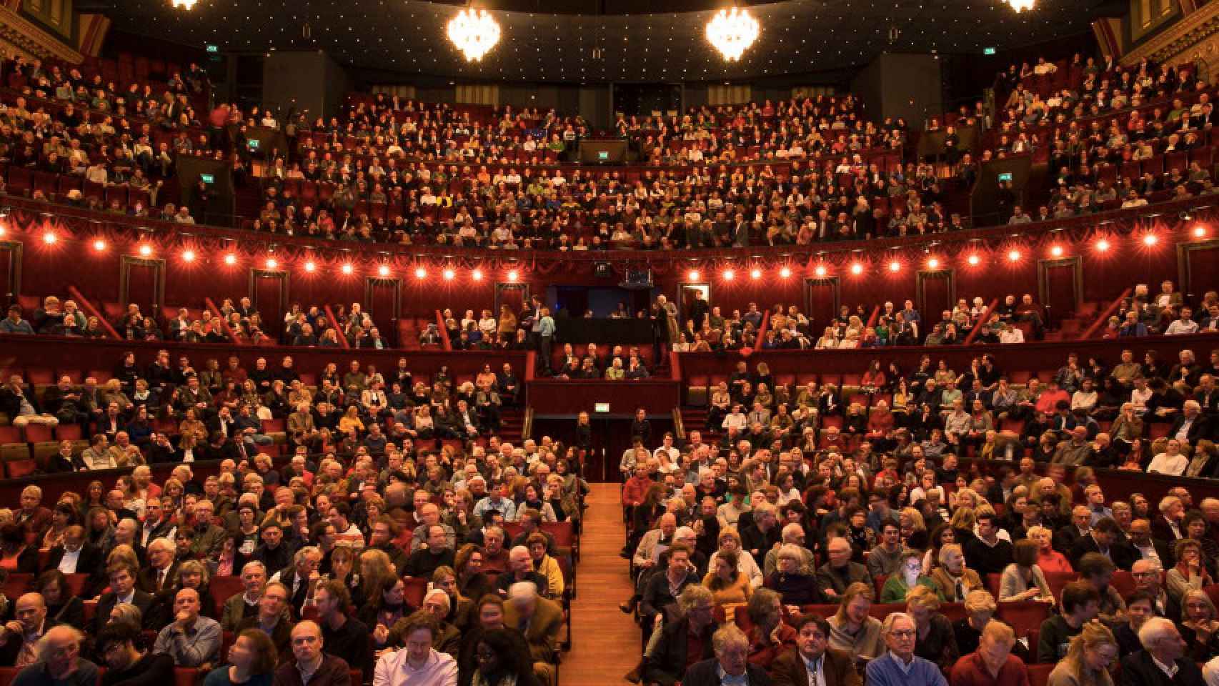 El Teatro Royal Carré acogió la representación de 'Looking for Europe'