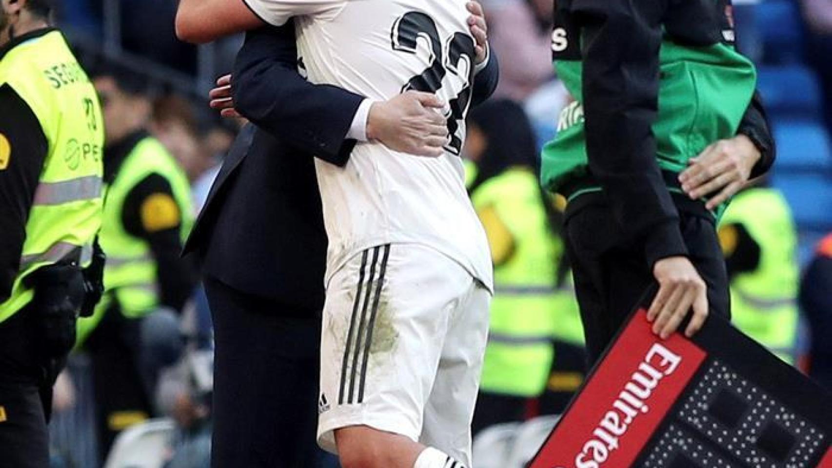 Abrazo entre Zinedine Zidane e Isco