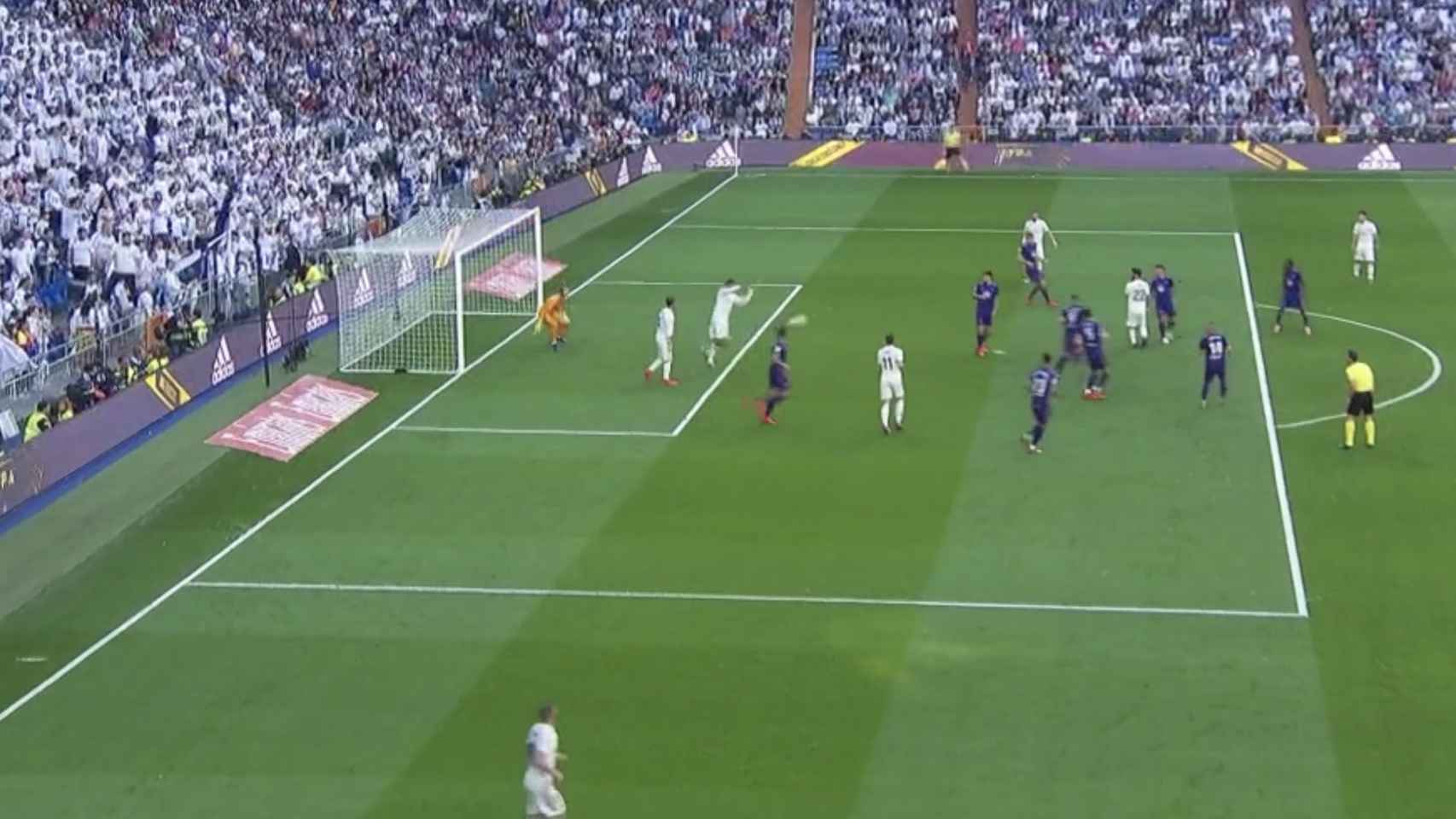 Gol anulado al Real Madrid por fuera de juego de Varane