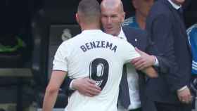 Abrazo de Zidane a Benzema
