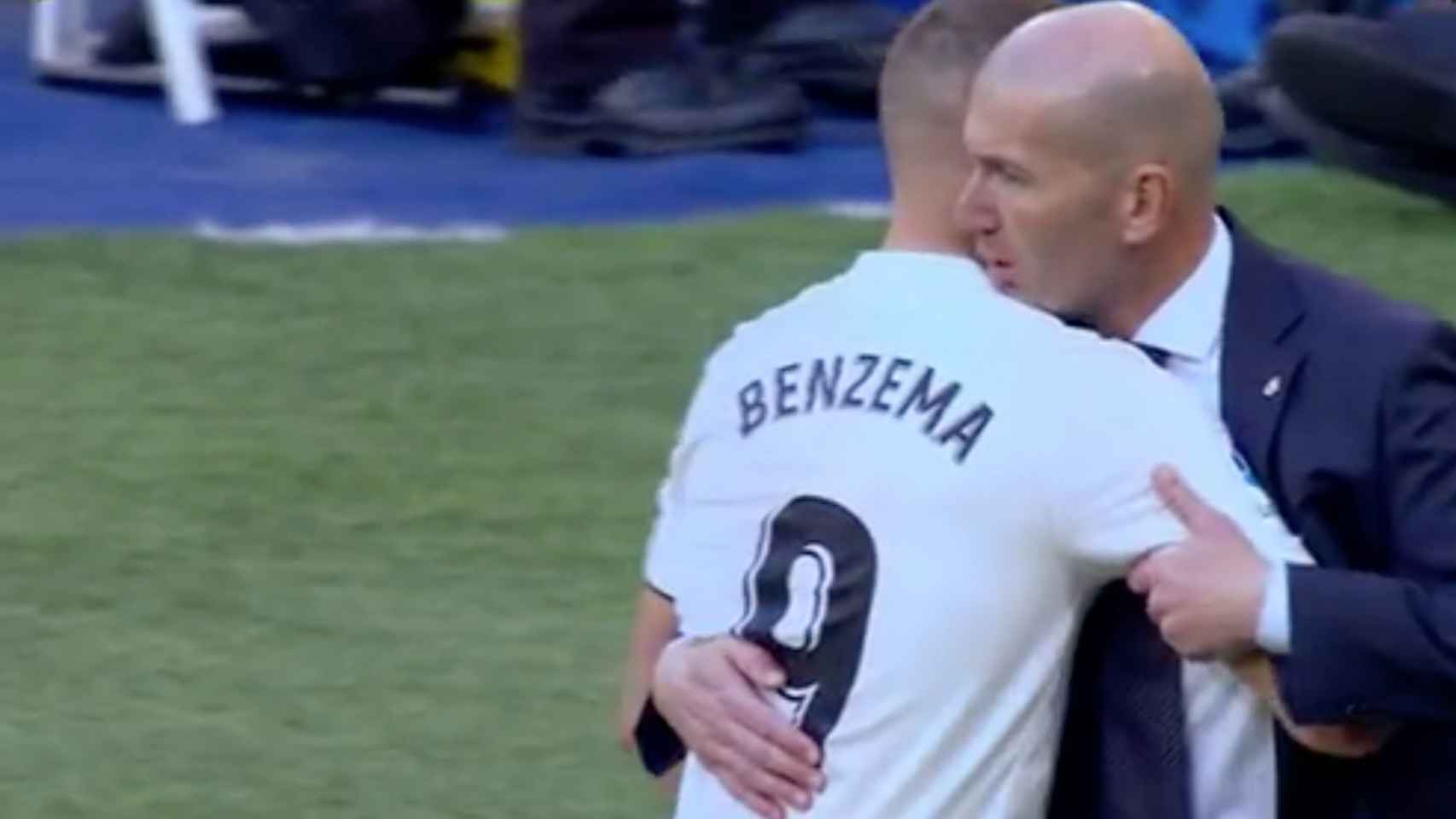 Abrazo de Zidane a Benzema