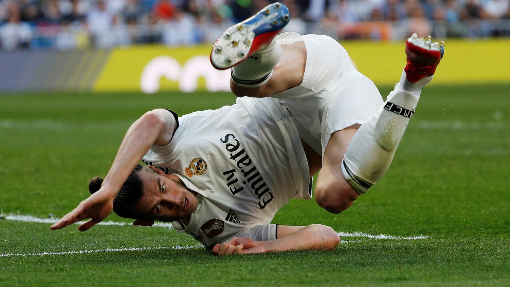Gareth Bale cae sobre el césped del Santiago Bernabéu