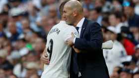 Abrazo de Zinedine Zidane a Karim Benzema