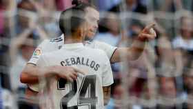 Ceballos celebra con Bale el gol del galés
