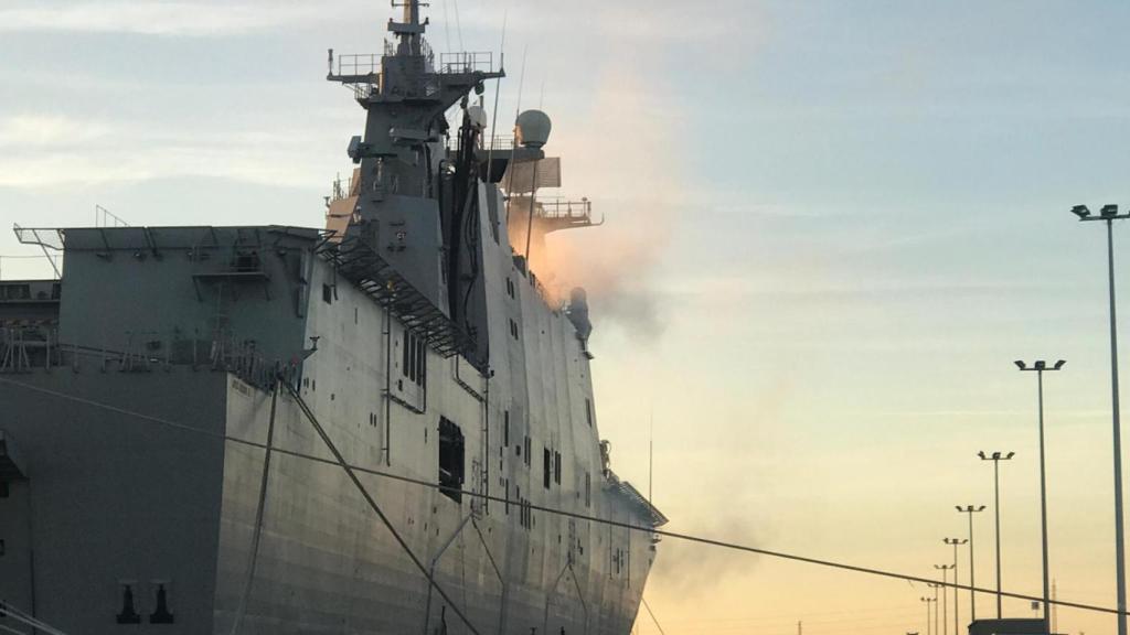 Nube de humo en el Juan Carlos I de la Armada.