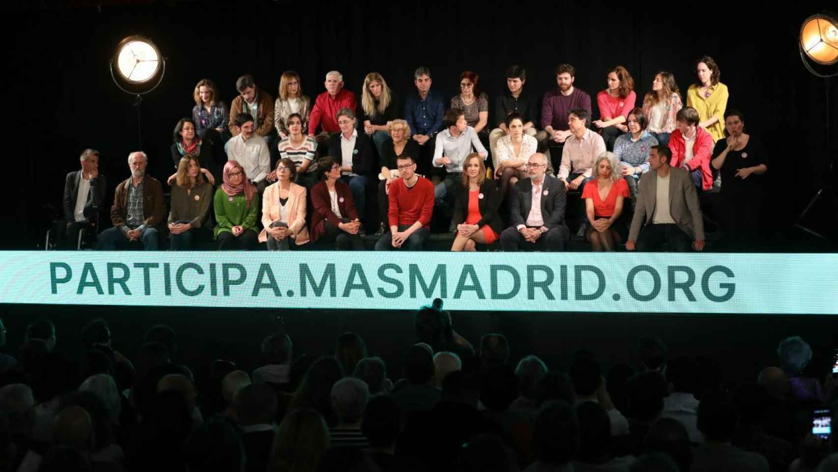 Los candidatos de Más Madrid rodean a Carmena y Errejón.