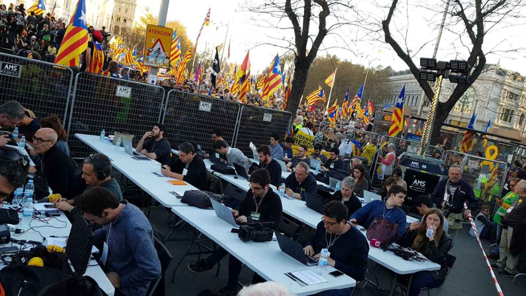 Los separatistas se manifiestan en Madrid contra el Estado opresor.Puestos de prensa en la marcha independentista de Madrid.