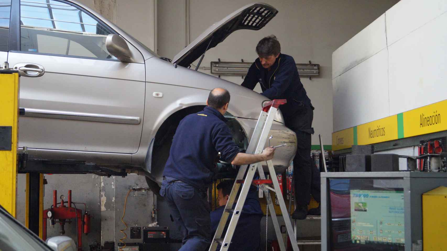 Mecánicos del taller Pérez Illán arreglando un vehículo