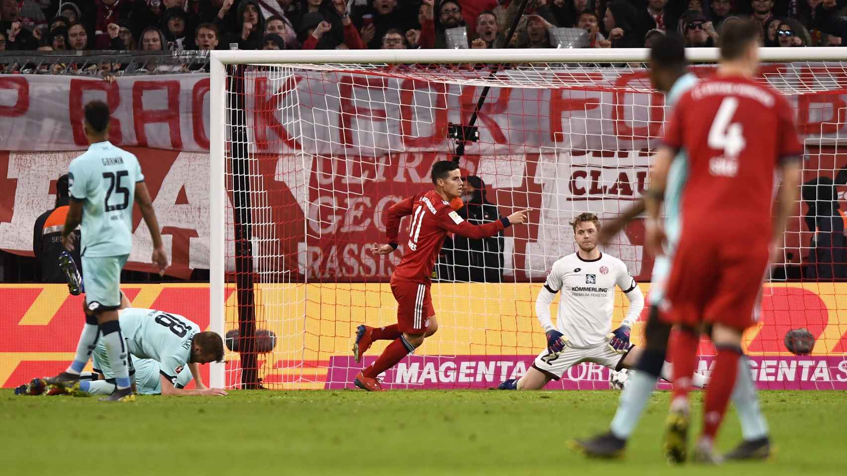 James celebra un gol contra el Mainz