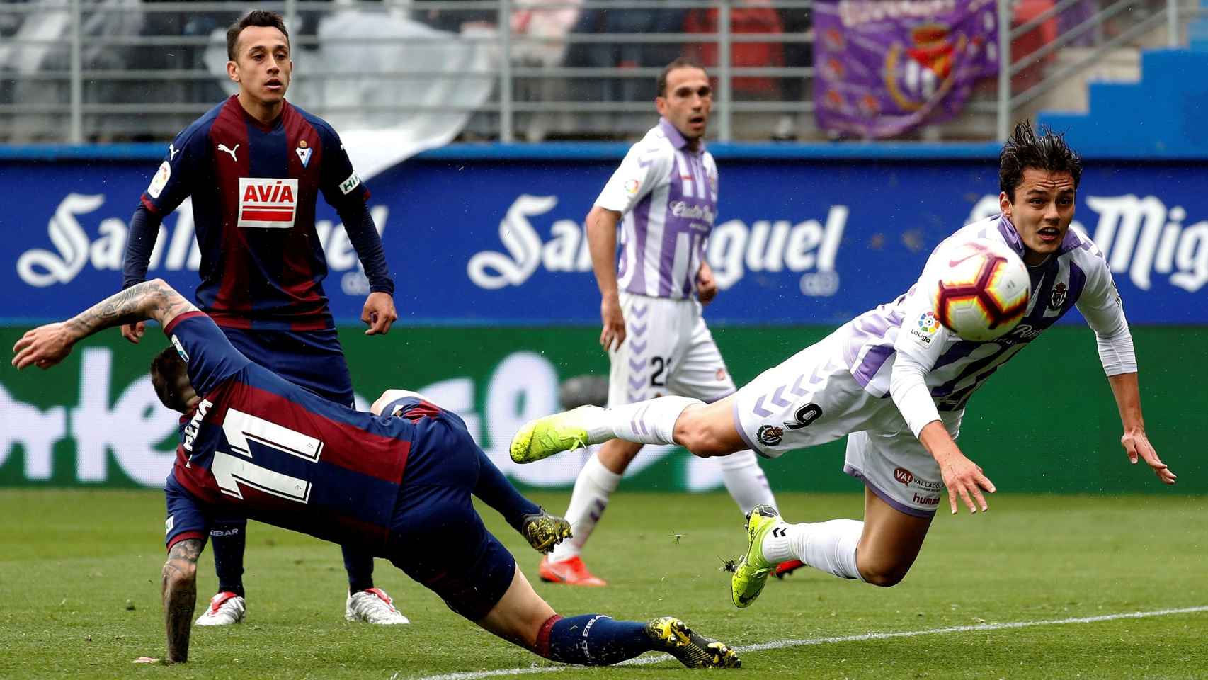 Rubén Peña lucha un balón con Unal en el Eibar - Valladolid de La Liga