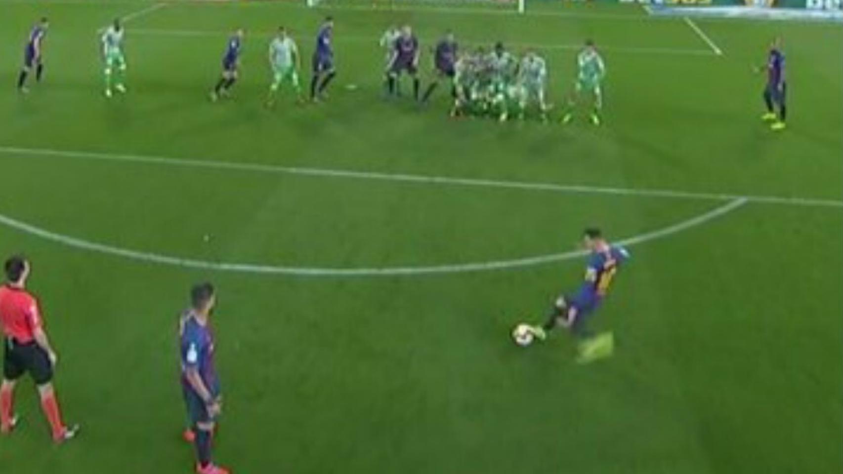 Regalo arbitral al Barça: hubo falta previa al Betis y Messi movió el balón