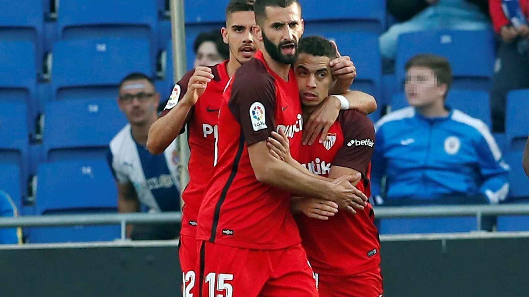 Los jugadores del Sevilla celebran el único gol del partido