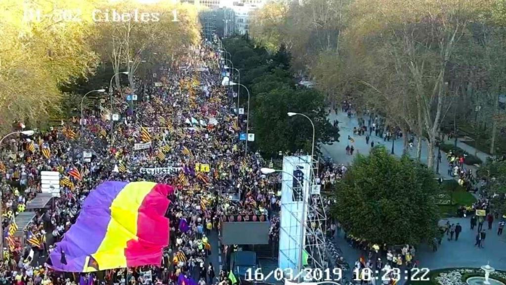 Una enorme bandera republicana en la manifestación separatista de Madrid.