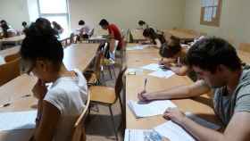 Estudiantes realizando un examen.