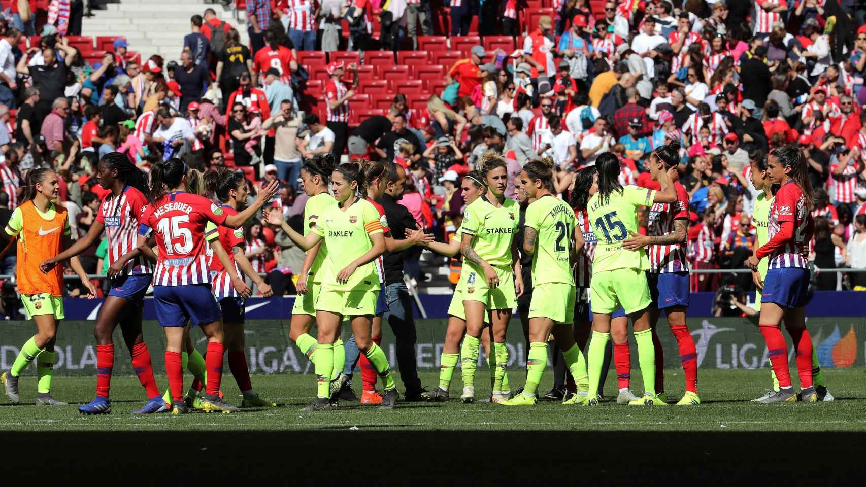 Las jugadores del Atlético de Madrid y el FC Barcelona se saludan tras el partido en el Wanda Metropolitano