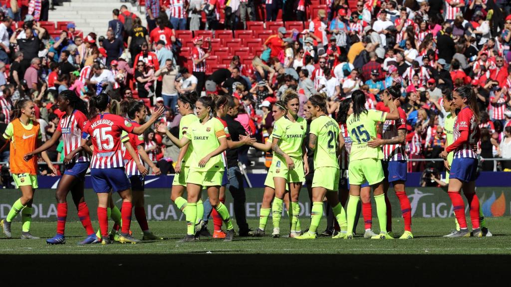 Las jugadores del Atlético de Madrid y el FC Barcelona se saludan tras el partido en el Wanda Metropolitano