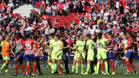 Las jugadores del Atlético de Madrid y el FC Barcelona se saludan tras el partido en el Wanda Metropolitano
