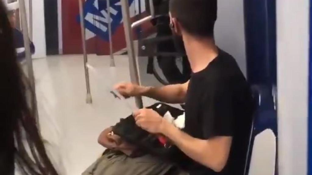 Hombre grabado mientras afila su cuchillo