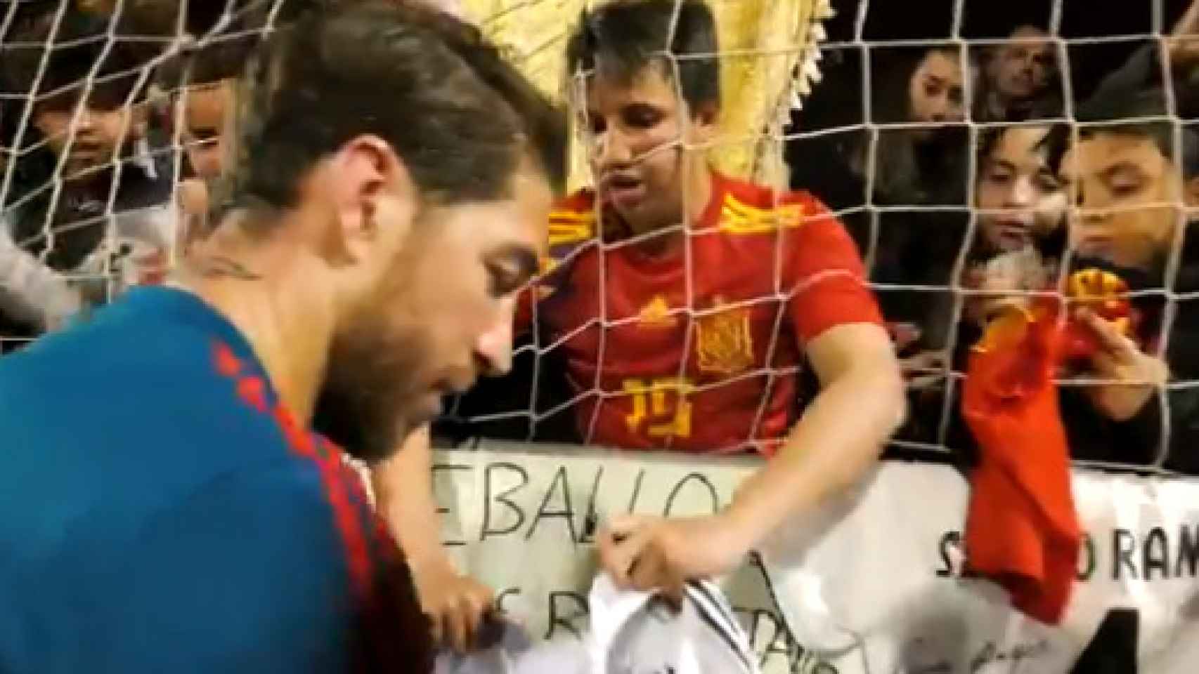 Sergio Ramos regala su camiseta a un aficionado