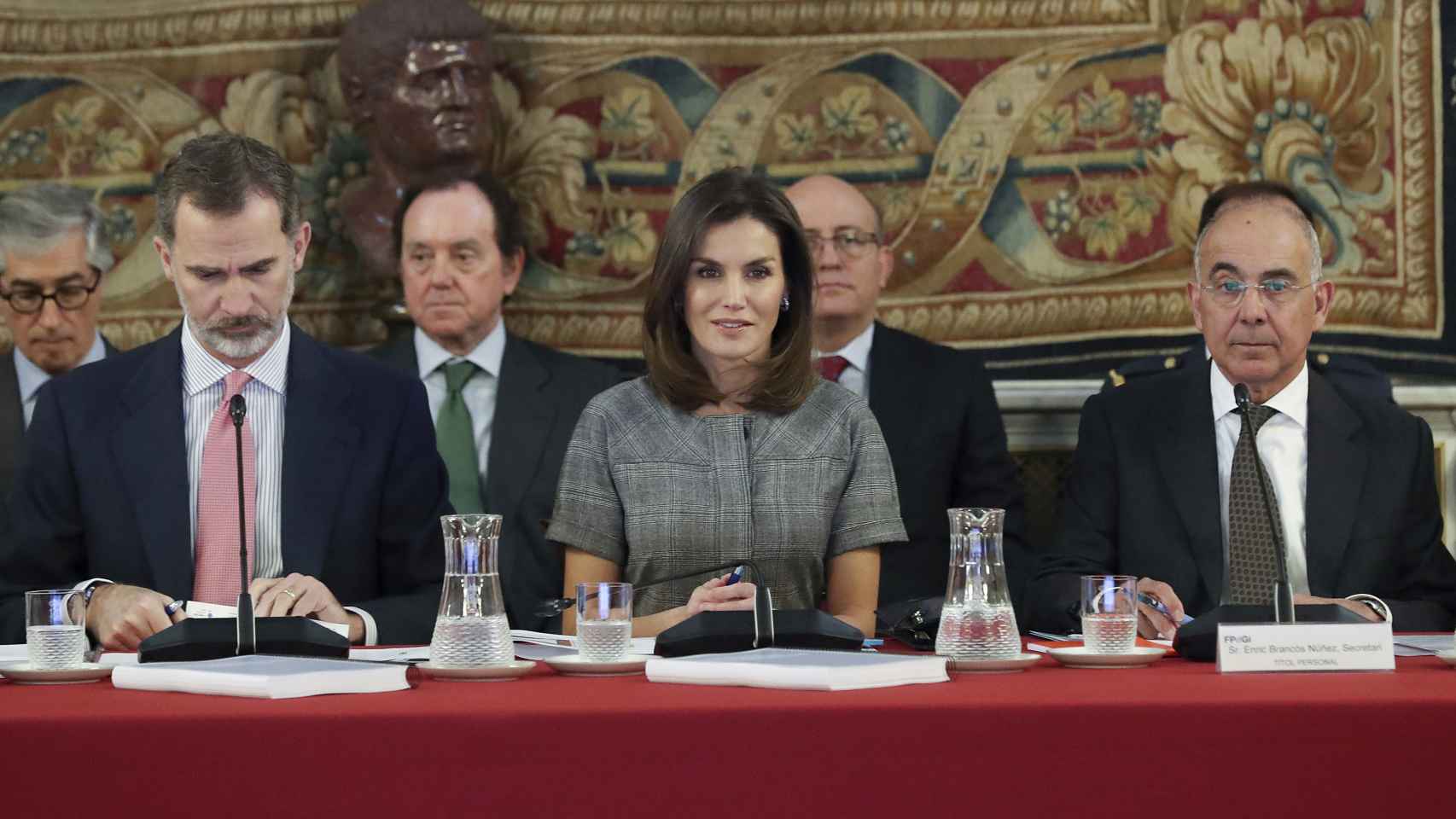 Felipe Vi, la reina Letizia y  Enric Brancós (secretario de la Fundación) durante la reunión del patronato celebrada en diciembre de 2018.