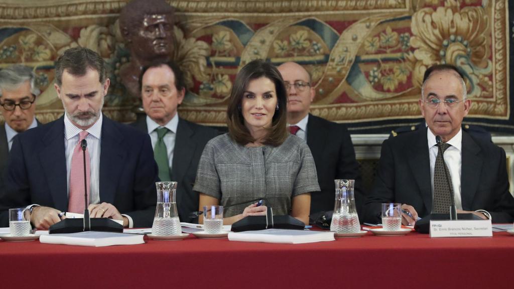 Felipe Vi, la reina Letizia y Enric Brancós (secretario de la Fundación) durante la reunión del patronato celebrada en diciembre de 2018.