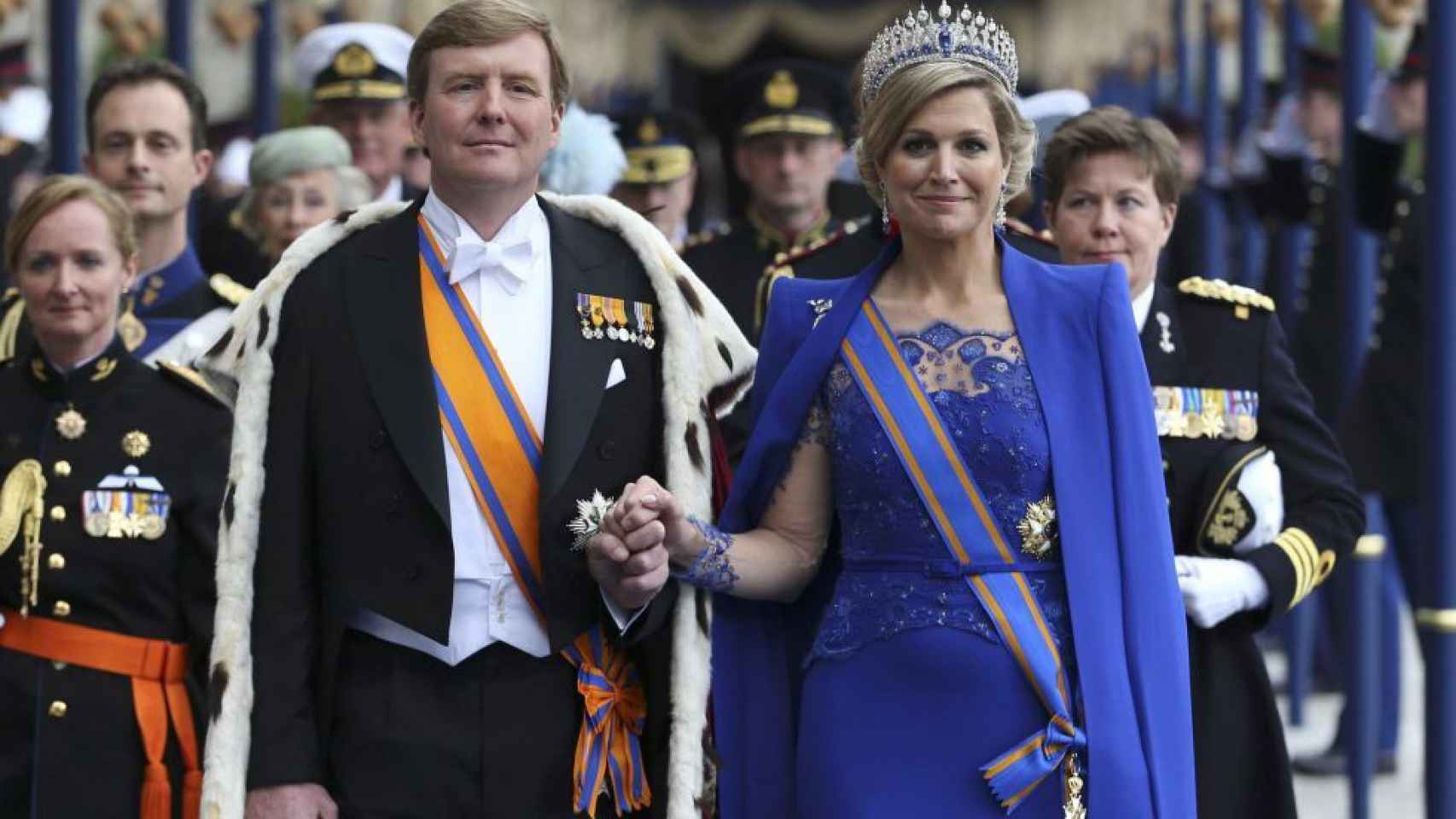 Máxima de Holanda con la capa azul klein de Taminiau en la coronación de Guillermo en 2013.