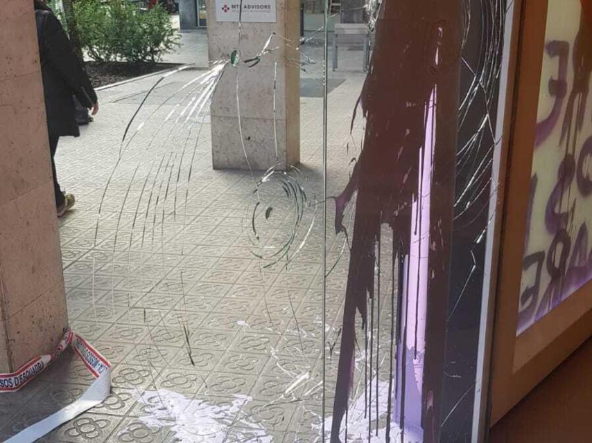 Los cristales rotos de la sede de Cs tras el ataque.