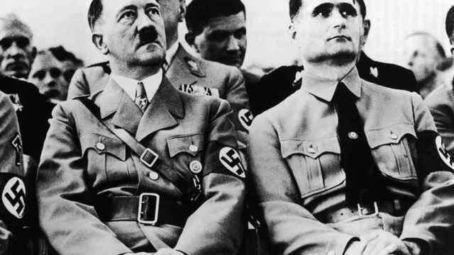 Adolf Hitler junto a Rudolf Hess.