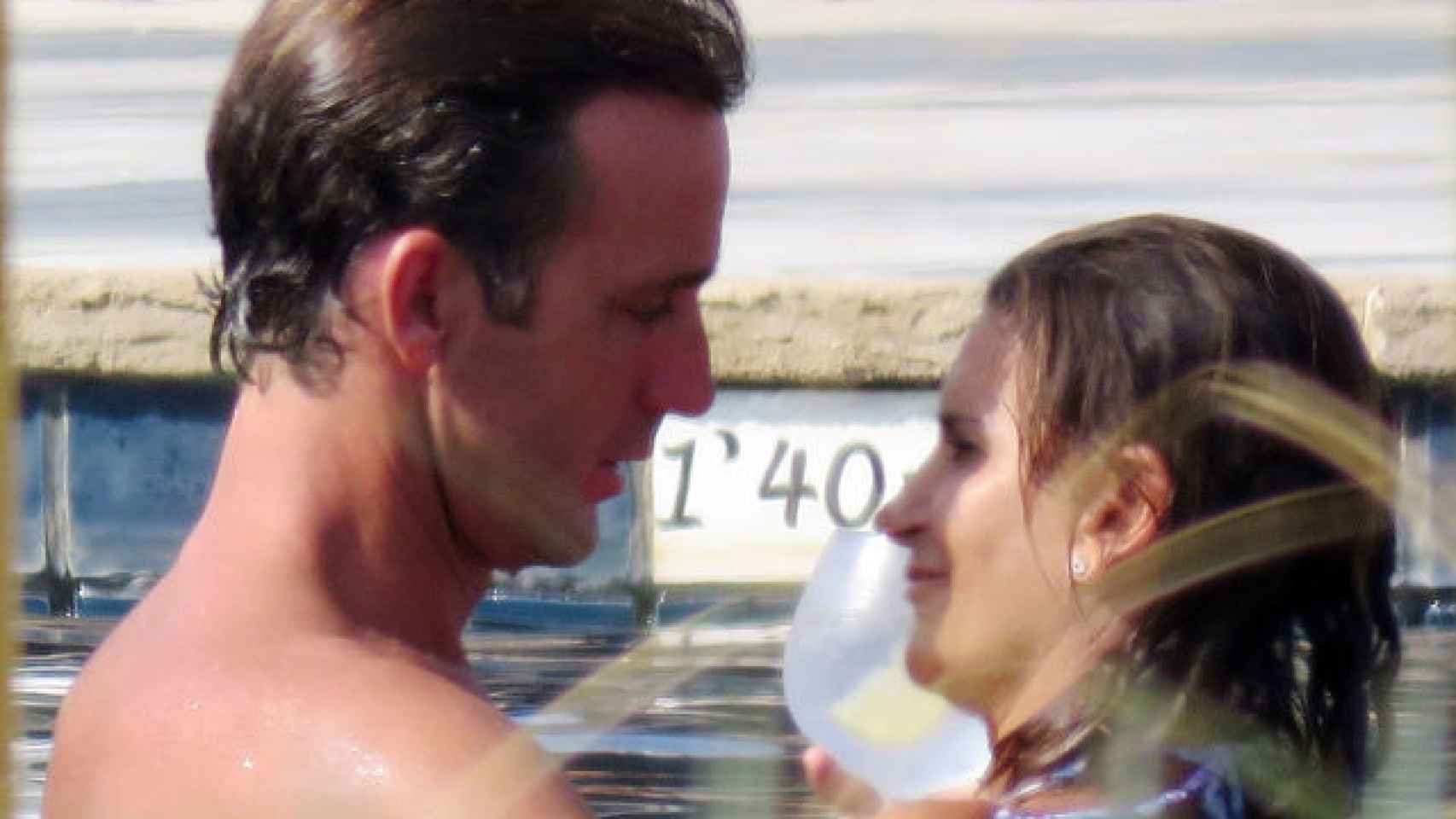 Álvaro Muñoz Escassi y la empresaria Carmen Matutes, juntos en una piscina.