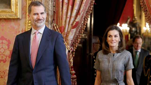 El rey Felipe y la reina Letizia accediendo al Palacio Real en diciembre de 2018, para la celebración de la reunión del patronato de la fundación.
